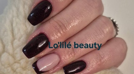 Manucure élégante en noir et nude chez Lo'lilé beauty, Outreau, Hauts-de-france, FR.