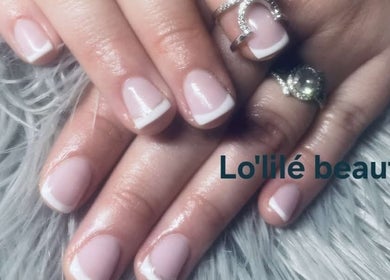 Manucure française élégante chez Lo'lilé beauty, Outreau, Hauts-de-France, FR, avec un design raffiné.