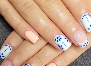 Nail art élégant à Lo'lilé beauty, Outreau, Hauts-de-france, FR, avec motifs bleus sur fond blanc.