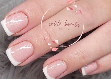 Manucure française élégante chez Lo'lilé beauty, Outreau, Hauts-de-france, FR.