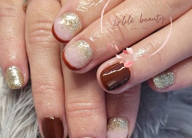 Manucure élégante avec paillettes dorées chez Lo'lilé beauty, Outreau, Hauts-de-france, FR.