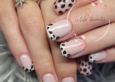 Manucure stylée avec motifs léopard chez Lo'lilé beauty, Outreau, Hauts-de-France, FR.