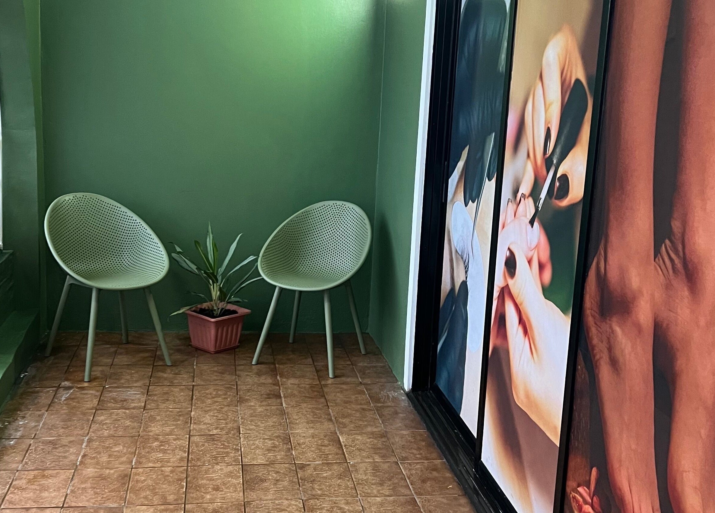 Ontspanningshoek met groen decor bij Evita Beauty Salon in Paramaribo, Paramaribo, SR.