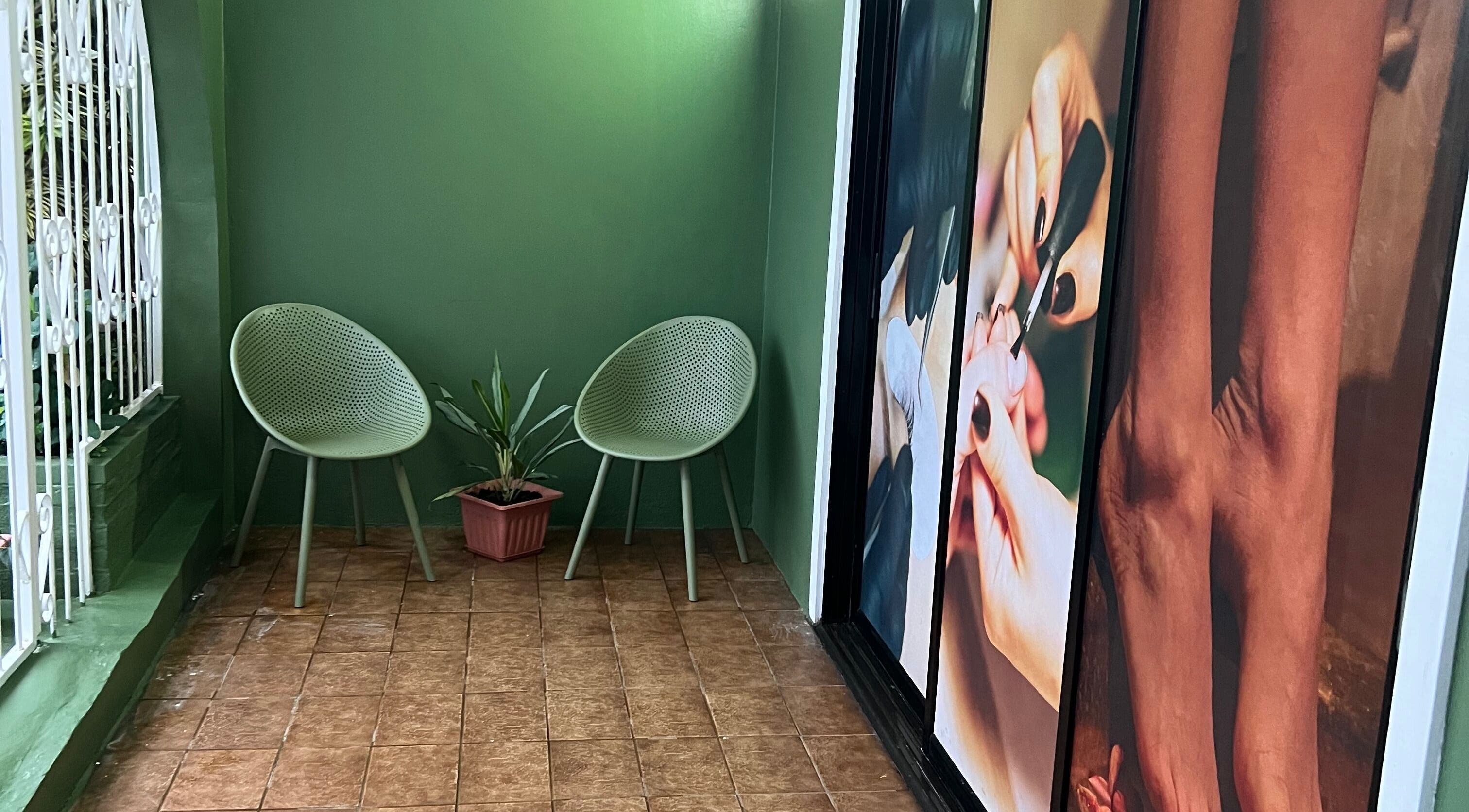 Ontspanningshoek met groen decor bij Evita Beauty Salon in Paramaribo, Paramaribo, SR.