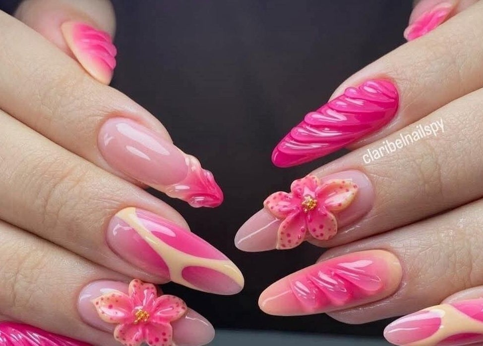 Kunstzinnige nagels met bloemmotief bij Evita Beauty Salon, Paramaribo, Paramaribo, SR.
