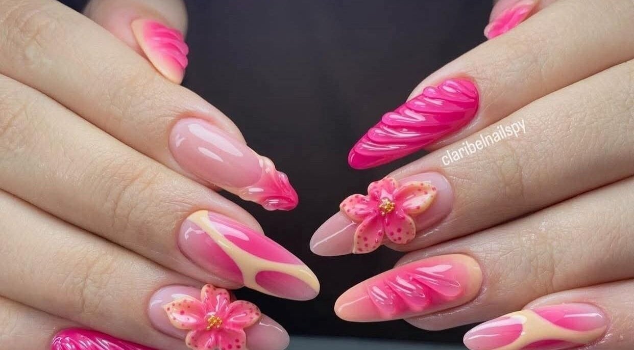 Kunstzinnige nagels met bloemmotief bij Evita Beauty Salon, Paramaribo, Paramaribo, SR.