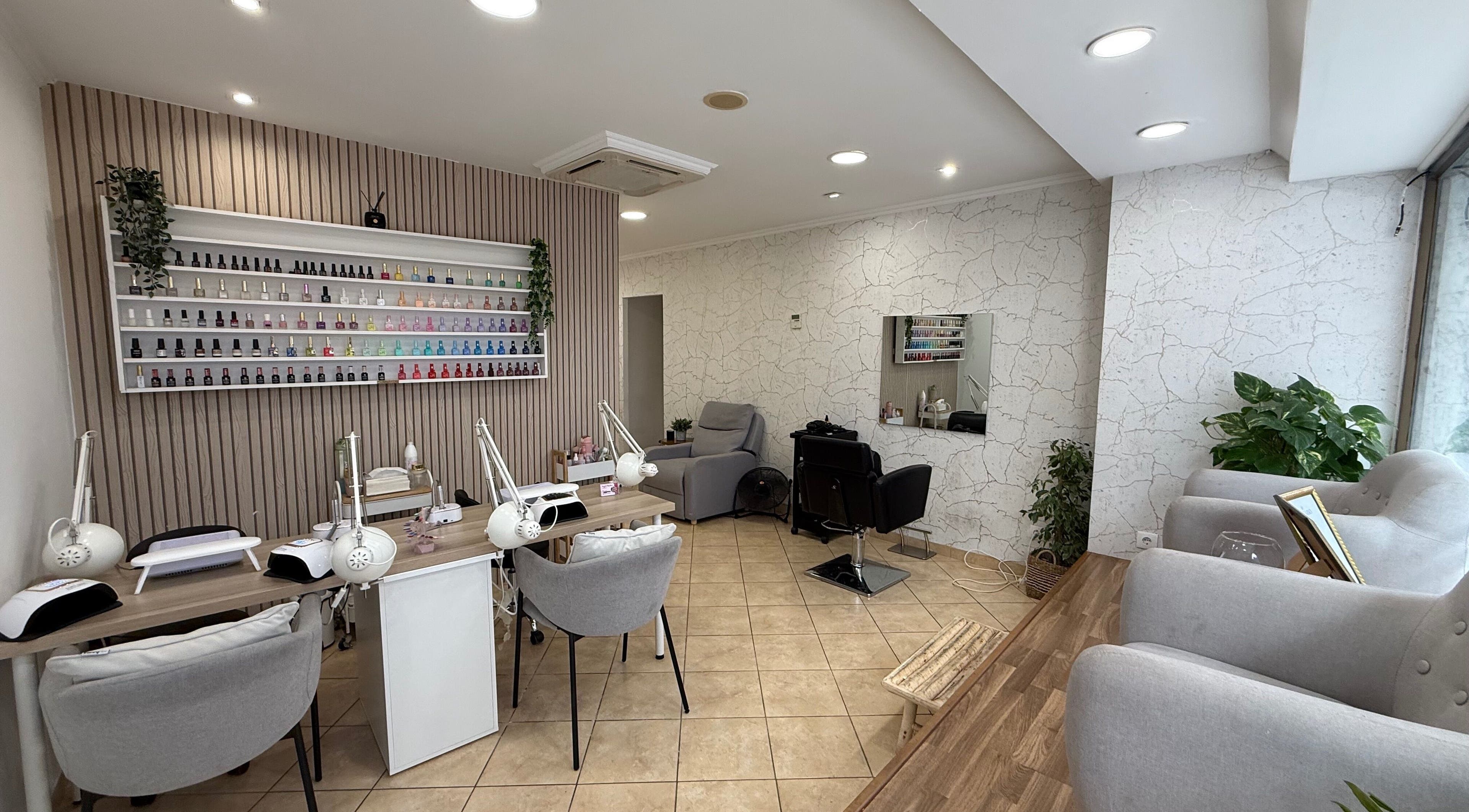 Elegante espaço de beleza no Jorge Rodrigues Coiffeur, Setúbal, Setúbal, PT, com cadeiras confortáveis e decoração moderna.