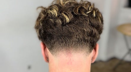Stylish crisp fade haircut at AMPBARBERSHOP, Lisboa, Lisboa, PT. Perfect style for modern looks.