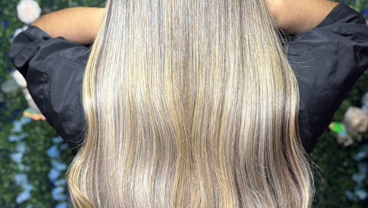 Long, sleek blonde hair styled at DJ Sala de Belleza in Ciudad Tula, Tamaulipas, MX.
