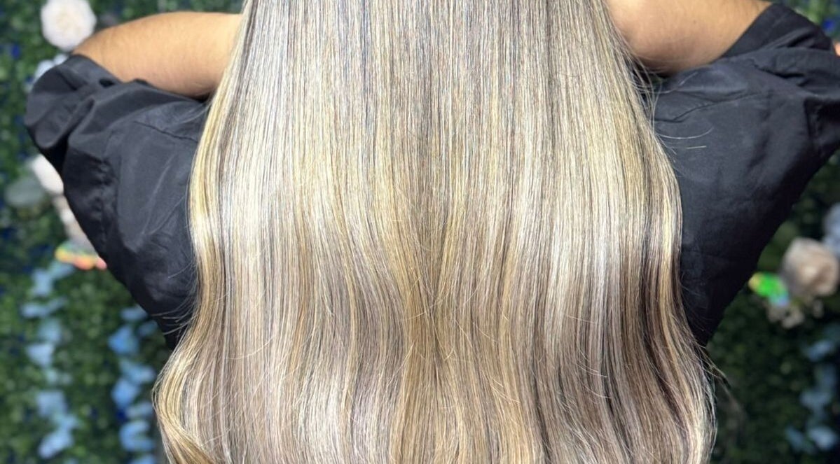 Long, sleek blonde hair styled at DJ Sala de Belleza in Ciudad Tula, Tamaulipas, MX.
