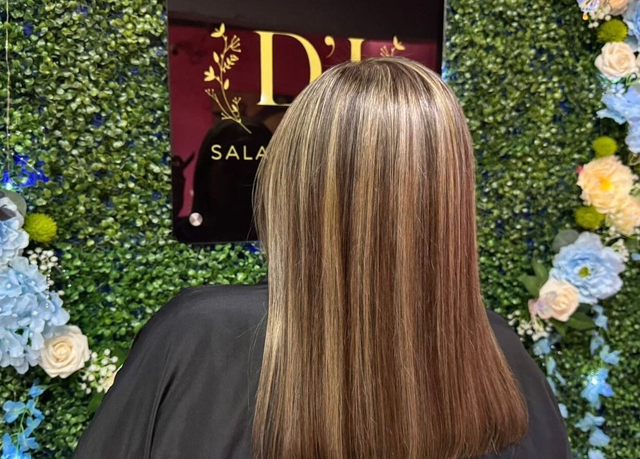 Stylish blonde highlights at DJ Sala de Belleza, Ciudad Tula, Tamaulipas, MX with floral backdrop.