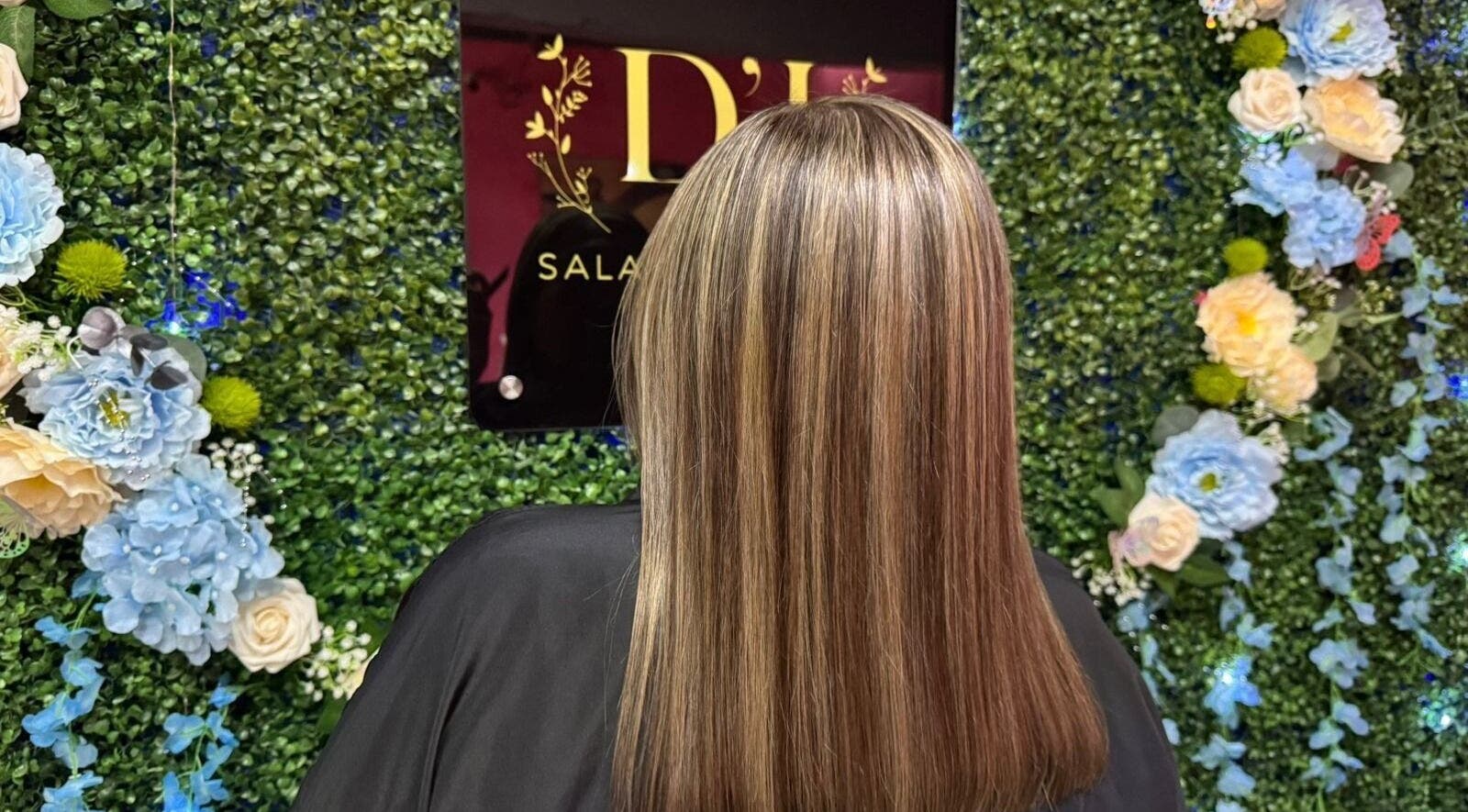 Stylish blonde highlights at DJ Sala de Belleza, Ciudad Tula, Tamaulipas, MX with floral backdrop.