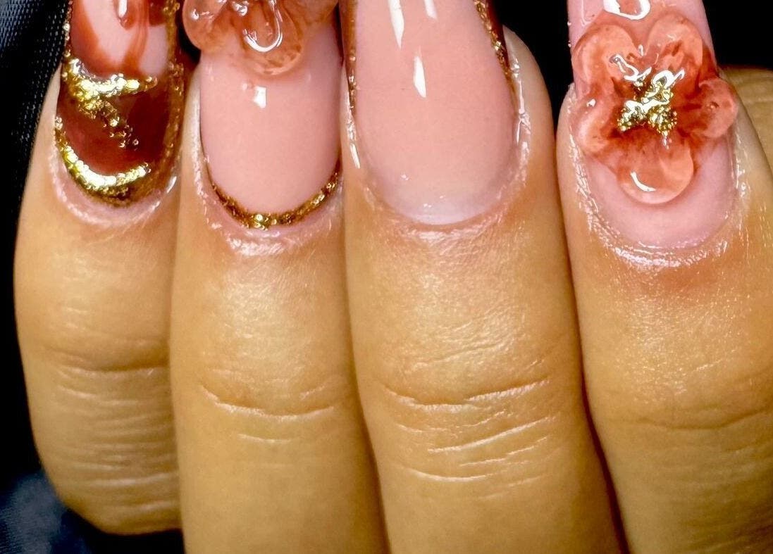Elegant floral nail art with gold accents at DJ Sala de Belleza, Ciudad Tula, Tamaulipas, MX.
