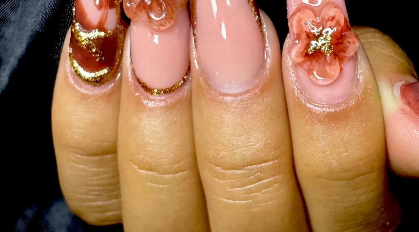 Elegant floral nail art with gold accents at DJ Sala de Belleza, Ciudad Tula, Tamaulipas, MX.