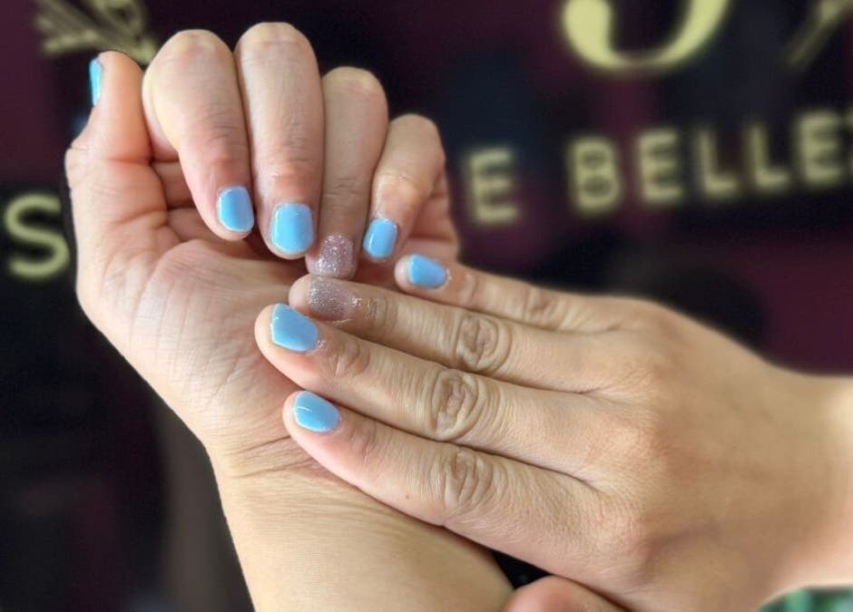 Manicured hands with blue nails at DJ Sala de Belleza, Ciudad Tula, Tamaulipas, MX.