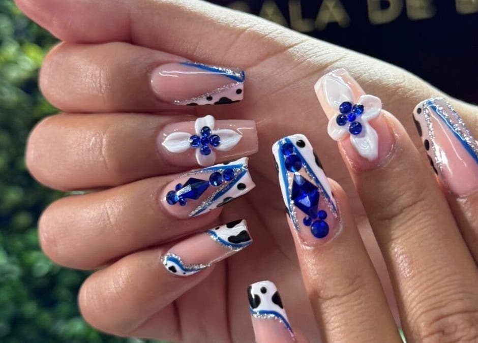 Elegant nail design with blue gems at DJ Sala de Belleza, Ciudad Tula, Tamaulipas, MX.