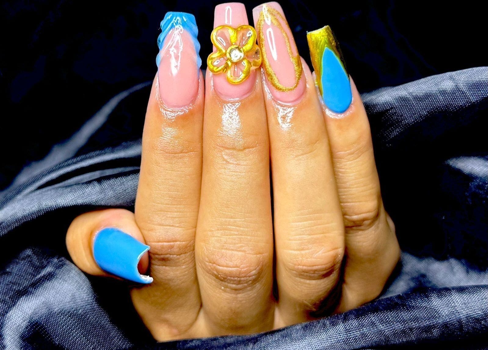 Colorful nail design at DJ Sala de Belleza, Ciudad Tula, Tamaulipas, MX showcasing vibrant artistic designs.