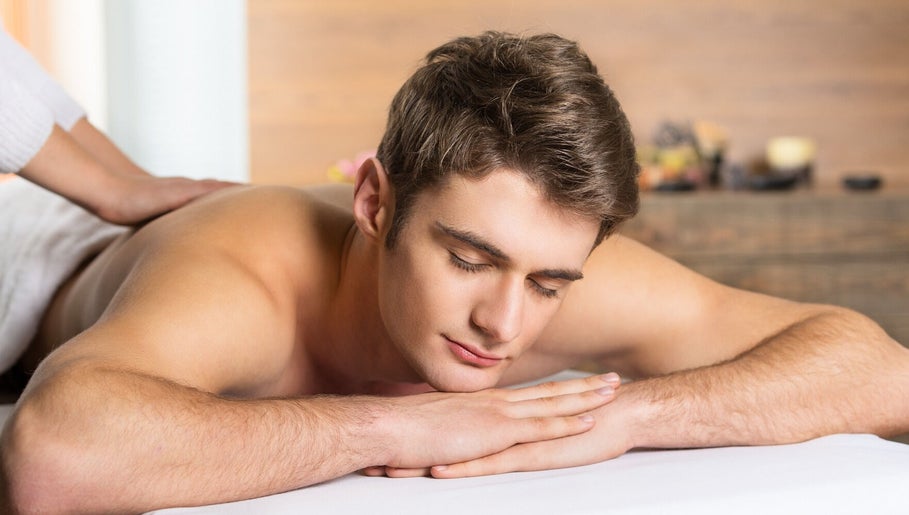 Man enjoying massage at Easy Garden Relaxation in Columbus, Ohio, US.