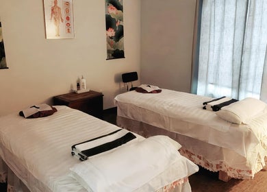 Tranquil massage room with two beds at Easy Garden Relaxation in Columbus, Ohio, US.