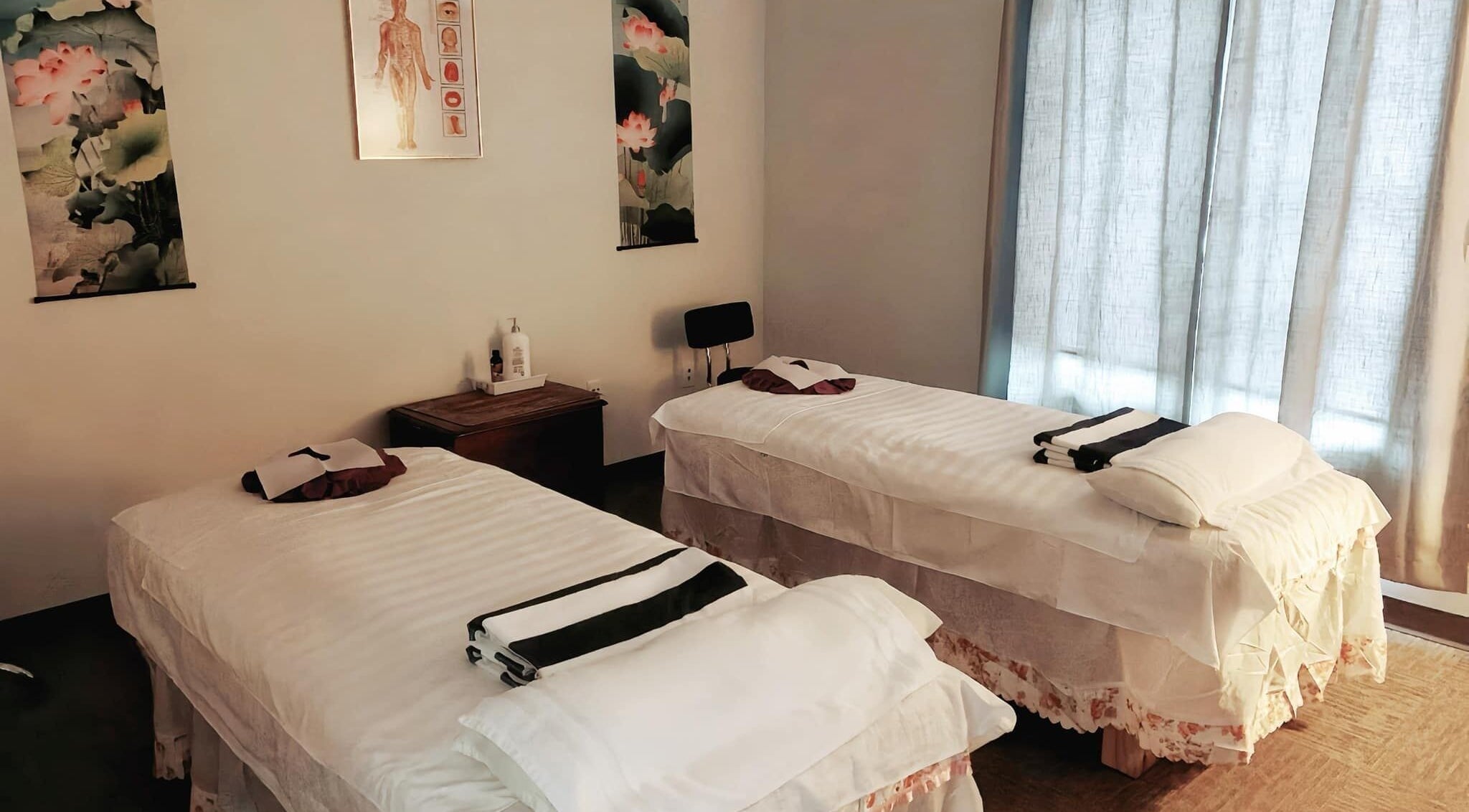 Tranquil massage room with two beds at Easy Garden Relaxation in Columbus, Ohio, US.