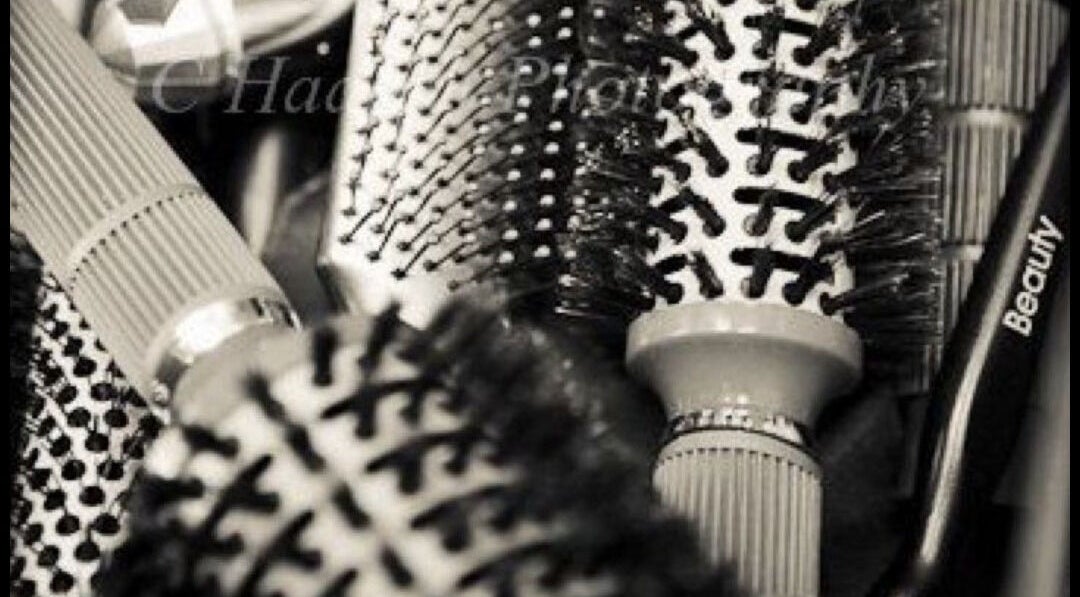 Brosses de coiffure de Morgane VS Coiffure à Gergy, Bourgogne-franche-comté, FR, prêtes pour styliser.