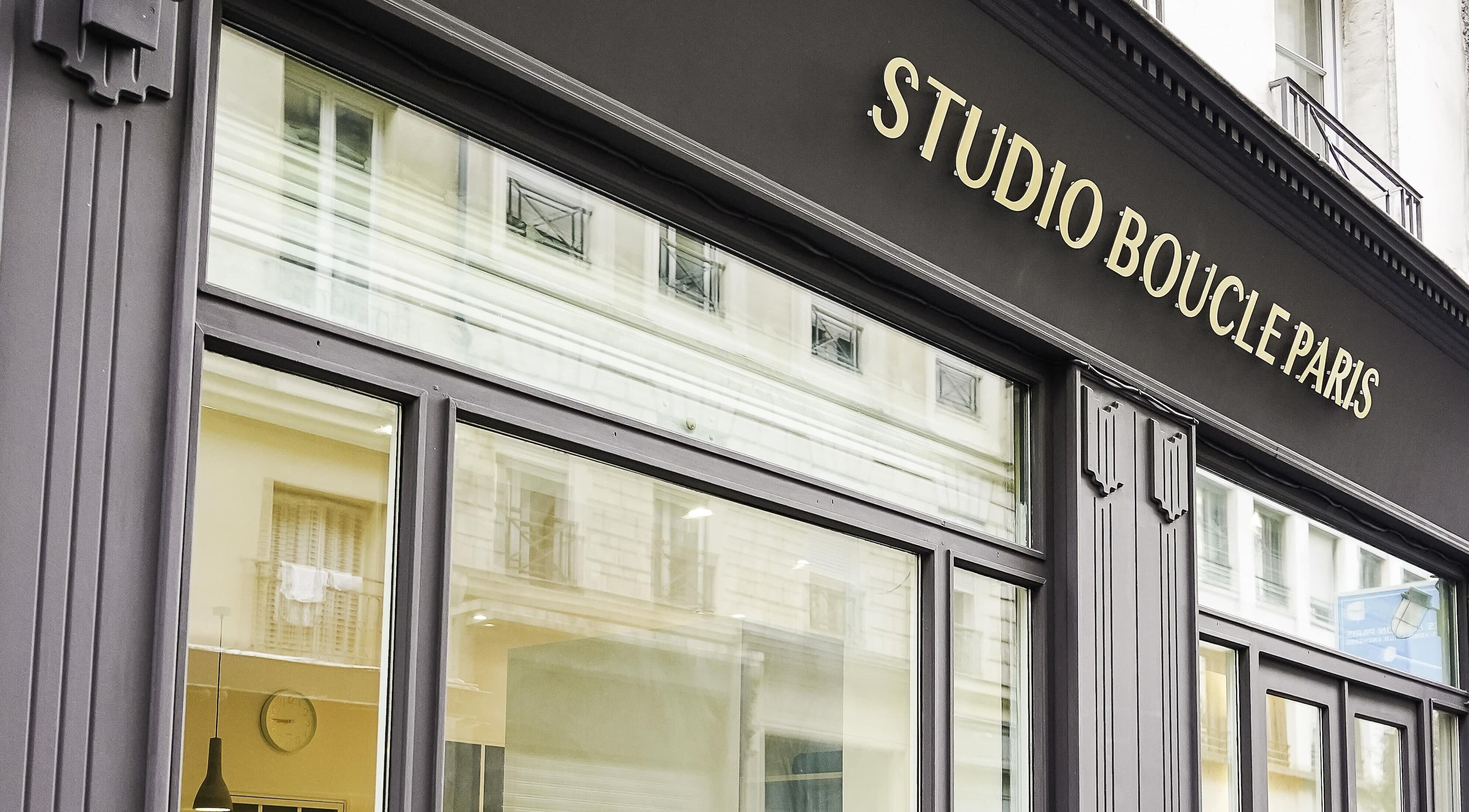 Entrée moderne du Studio Boucle Paris, situé à Paris, Île-de-France, FR.