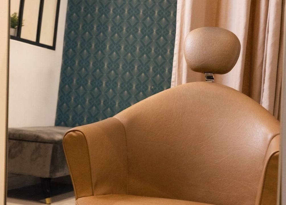 Fauteuil élégant dans Studio - Rue Clauzel, Paris, Île-de-france, FR. Décor luxueux parfait pour soins beauté.