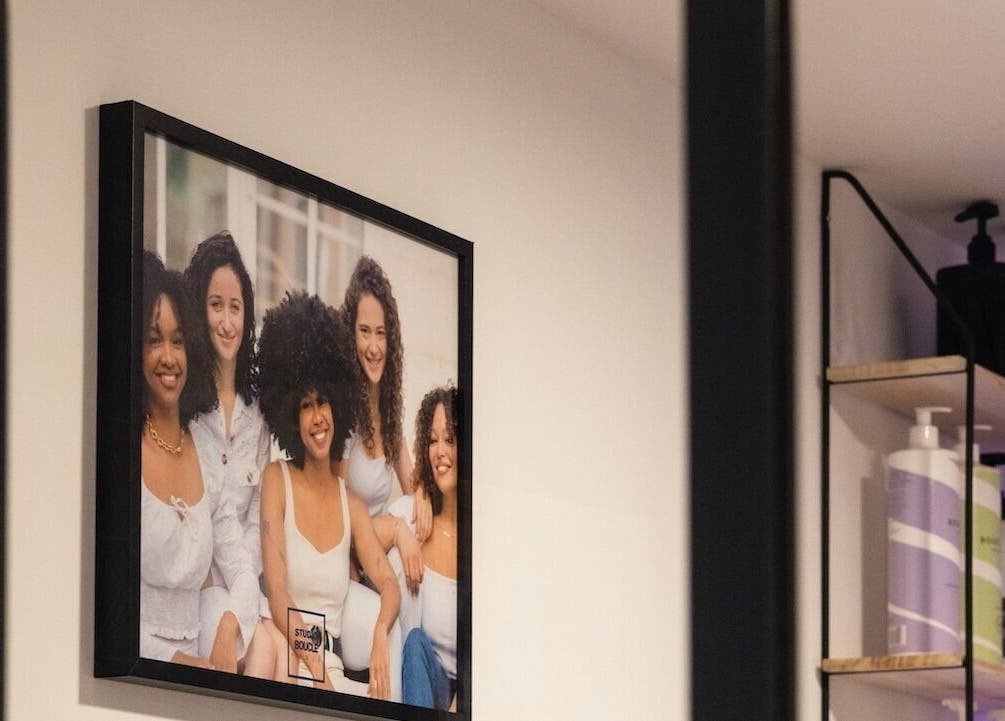 Portrait encadré à Studio - Rue Clauzel, Paris, Île-de-France, FR. Étagères avec produits de beauté.