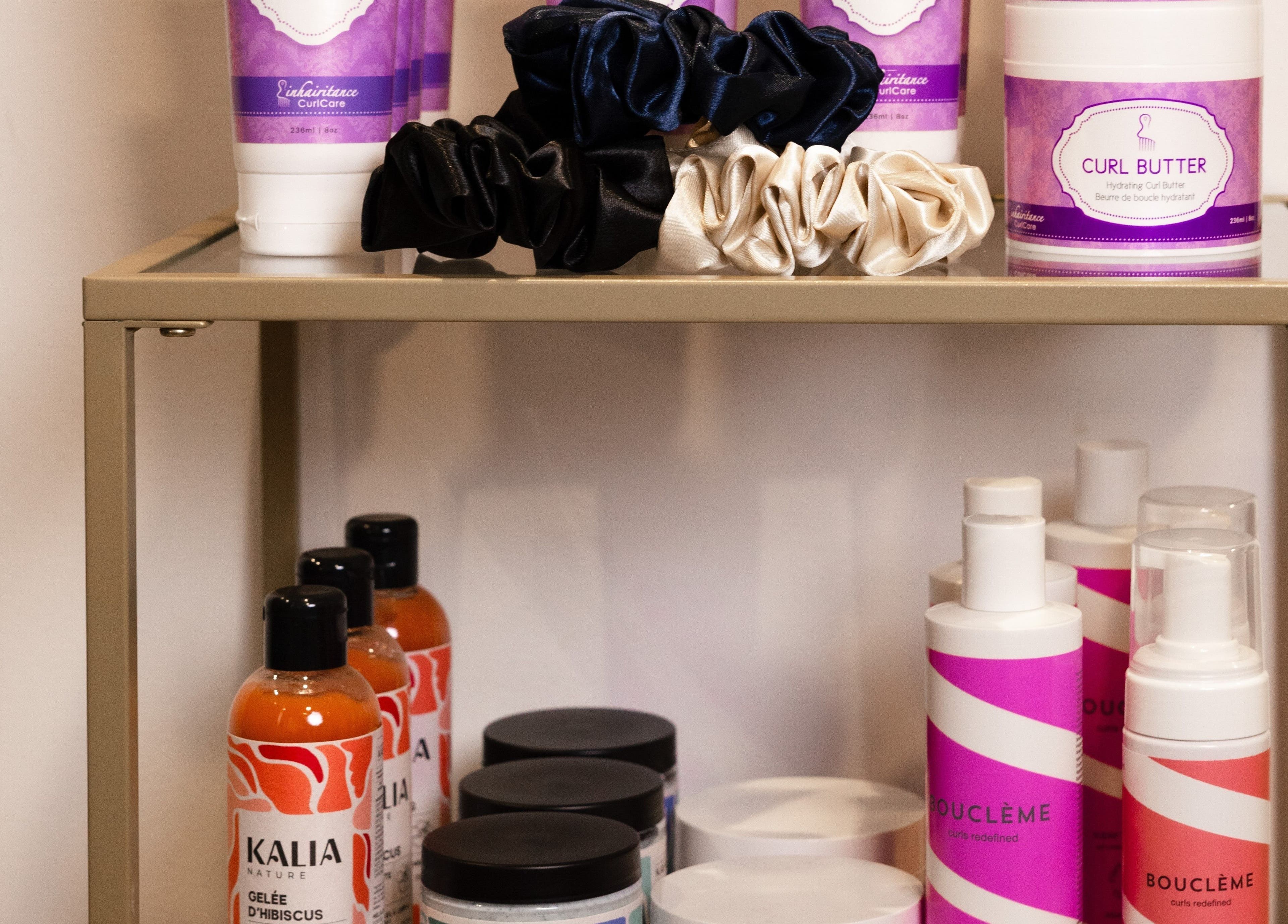 Produits de beauté sur une étagère du Studio - Rue Clauzel à Paris, Île-de-France, FR.