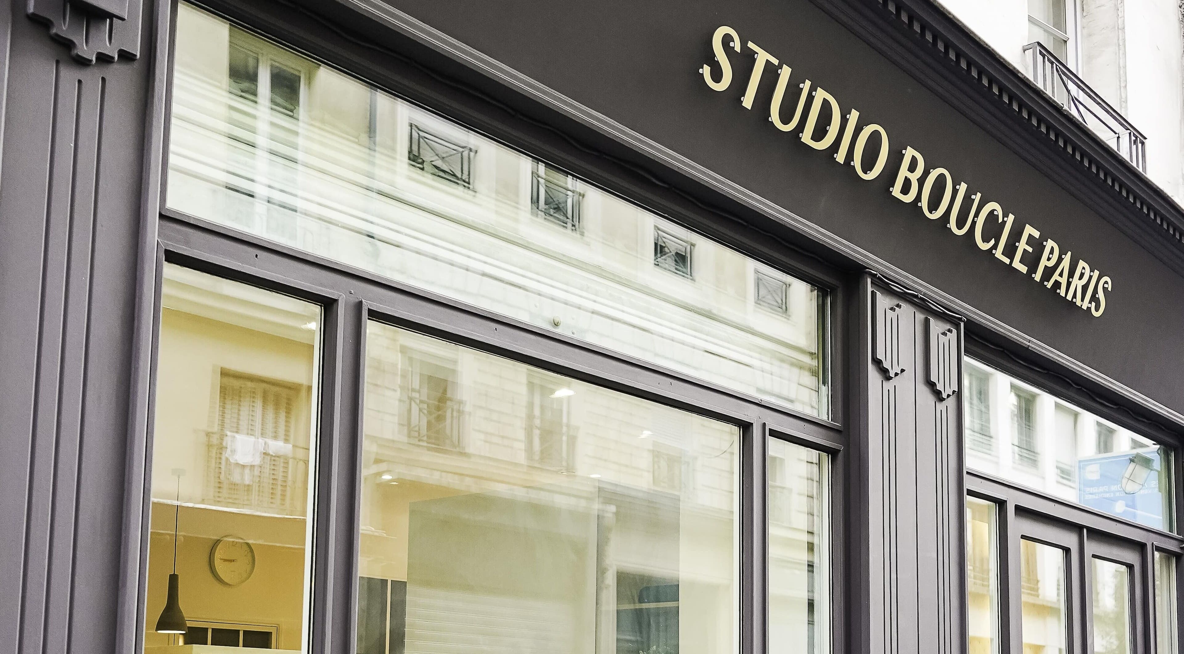 Enseigne élégante du Studio Boucle Paris à Paris, Île-de-France, FR, refletant son ambiance raffinée.