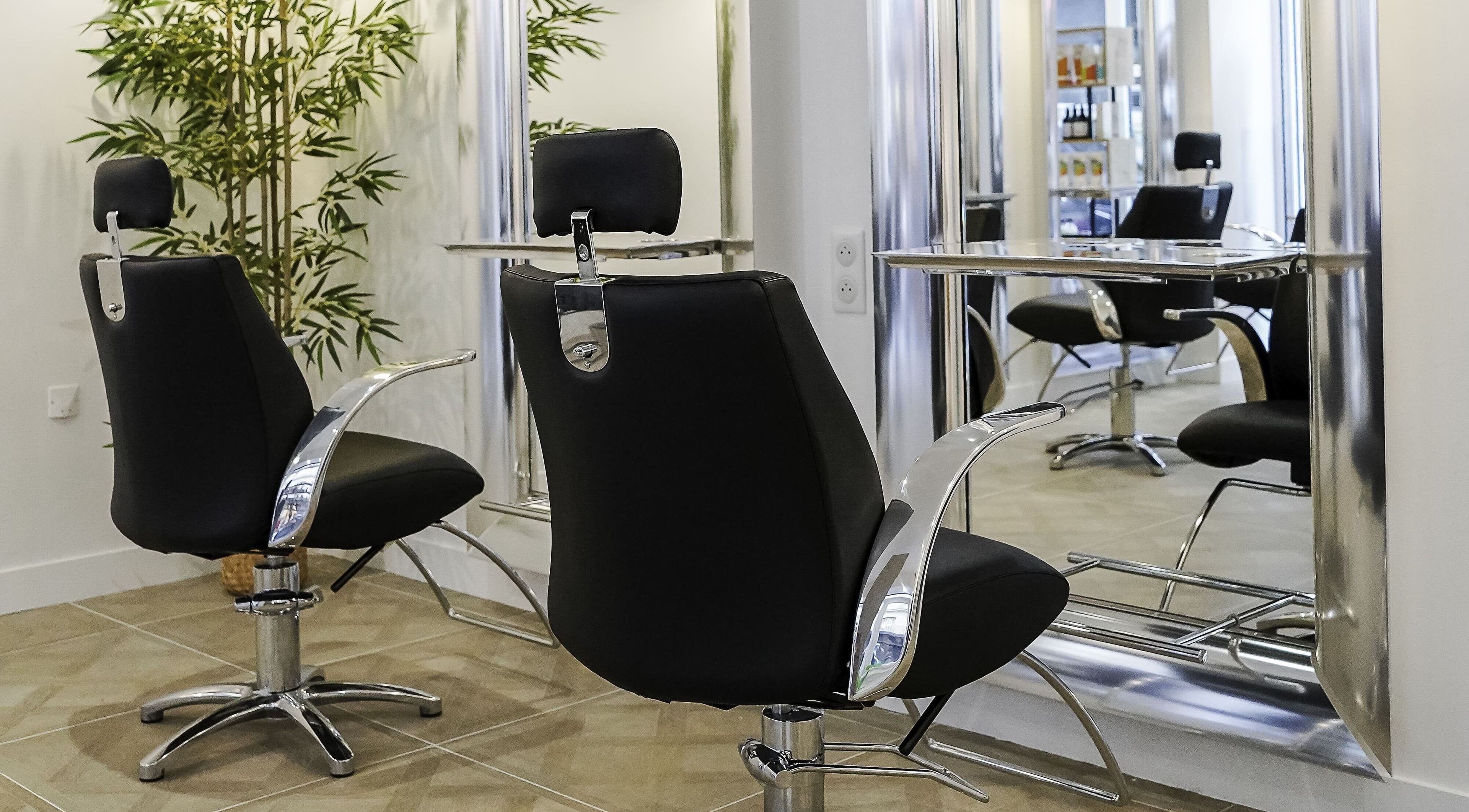 Sièges modernes chez Studio Boucle Paris, situé à Paris, Île-de-France, FR, pour une expérience de coiffure raffinée.