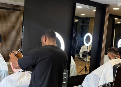 Interior do Barbershop Gatim Du Corte - Rathmines em Dublin, County Dublin, IE, com profissionais cortando cabelo.