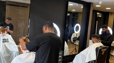 Interior do Barbershop Gatim Du Corte - Rathmines em Dublin, County Dublin, IE, com profissionais cortando cabelo.