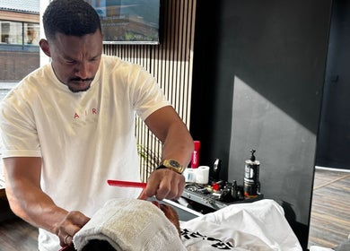 Profissional cuidando de cliente no Barbershop Gatim Du Corte - Rathmines, Dublin, County Dublin, IE.