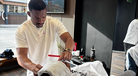 Profissional cuidando de cliente no Barbershop Gatim Du Corte - Rathmines, Dublin, County Dublin, IE.