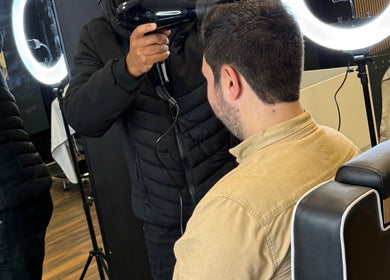 Profissional secando cabelo em Barbershop Gatim Du Corte - Rathmines, Dublin, County Dublin, IE.