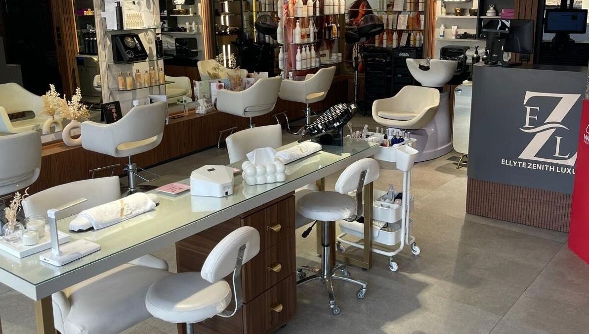 Intérieur chic du salon Ellyte Zenith Luxury à Casablanca, Casablanca-settat, MA avec équipements modernes.