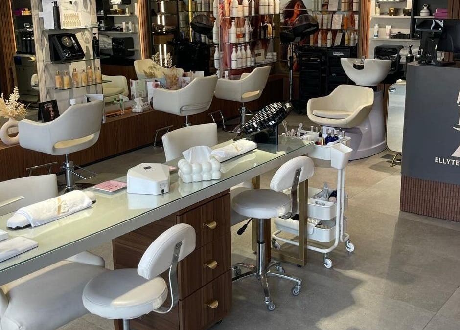 Intérieur chic du salon Ellyte Zenith Luxury à Casablanca, Casablanca-settat, MA avec équipements modernes.