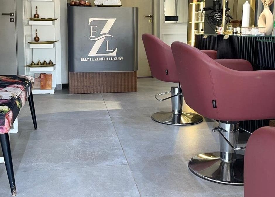Intérieur chic du salon Ellyte Zenith Luxury à Casablanca, Casablanca-settat, MA avec sièges modernes.