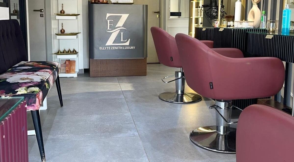 Intérieur chic du salon Ellyte Zenith Luxury à Casablanca, Casablanca-settat, MA avec sièges modernes.