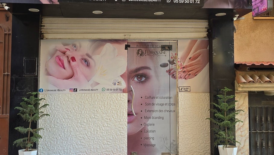 Entrée de L'oranaise beauté à Dely Ibrahim, Wilaya D'alger, DZ avec affiches de services.