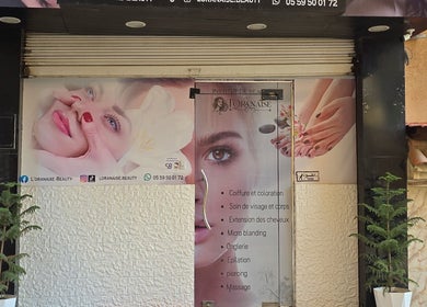 Entrée de L'oranaise beauté à Dely Ibrahim, Wilaya D'alger, DZ avec affiches de services.