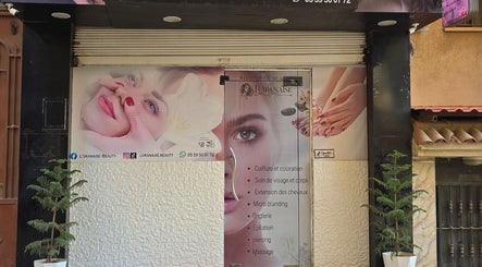 Entrée de L'oranaise beauté à Dely Ibrahim, Wilaya D'alger, DZ avec affiches de services.