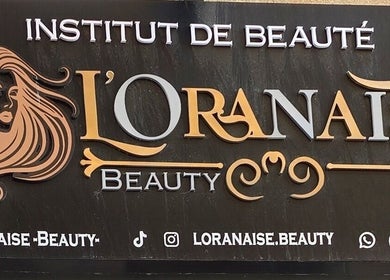 Enseigne de L'oranaise beauté à Dely Ibrahim, Wilaya D'alger, DZ, affichant logo et réseaux sociaux.