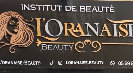 Enseigne de L'oranaise beauté à Dely Ibrahim, Wilaya D'alger, DZ, affichant logo et réseaux sociaux.