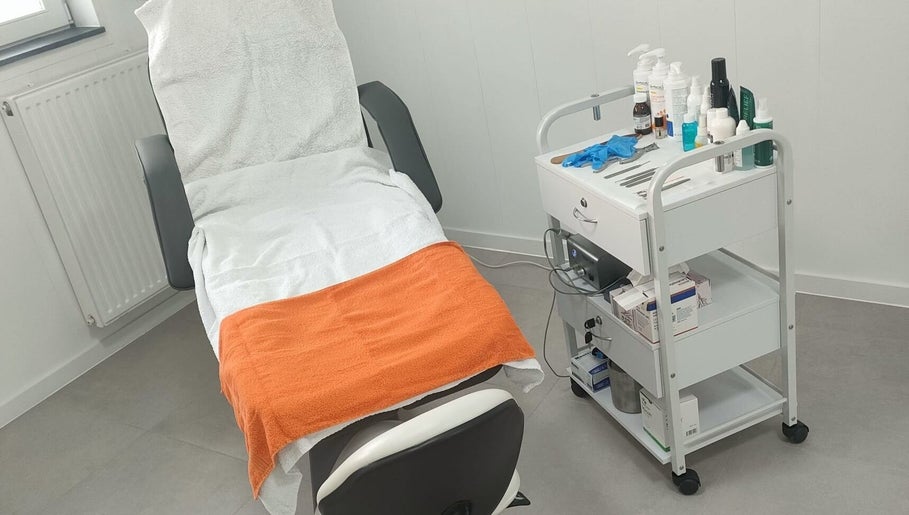 Relaxing pedicure chair in Kelly Jammaers Pedicure, Bilzen-hoeselt, Vlaanderen, BE with tools on side cart.