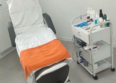 Relaxing pedicure chair in Kelly Jammaers Pedicure, Bilzen-hoeselt, Vlaanderen, BE with tools on side cart.