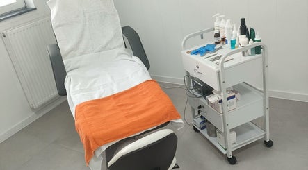 Relaxing pedicure chair in Kelly Jammaers Pedicure, Bilzen-hoeselt, Vlaanderen, BE with tools on side cart.