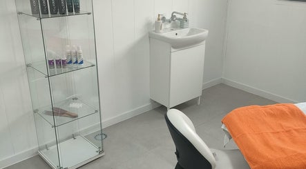 Beauty products and sink at Kelly Jammaers Pedicure in Bilzen-hoeselt, Vlaanderen, BE.