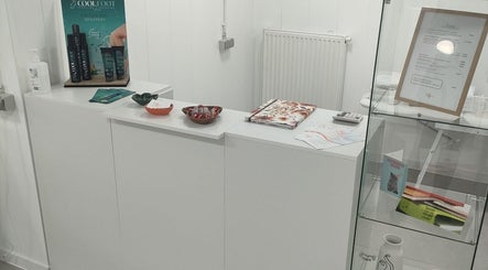 Reception counter at Kelly Jammaers Pedicure in Bilzen-hoeselt, Vlaanderen, BE, featuring CoolFoot display.